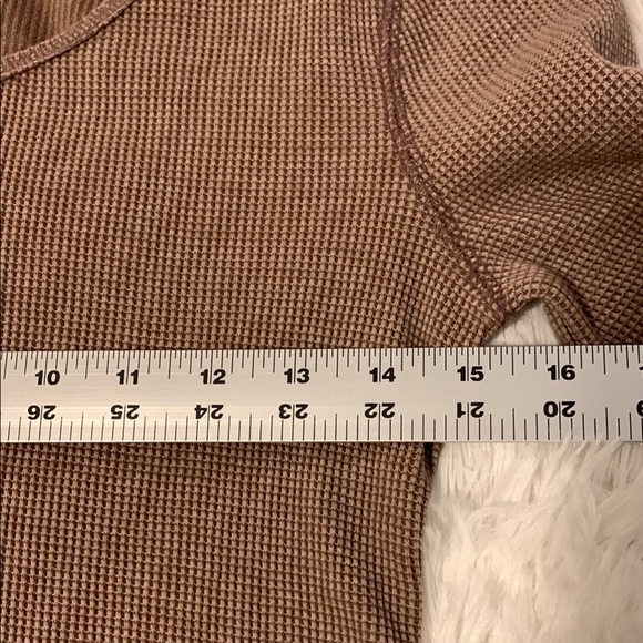 SO Women's Tan Long Sleeve Top Size Medium - Picture 5 of 5